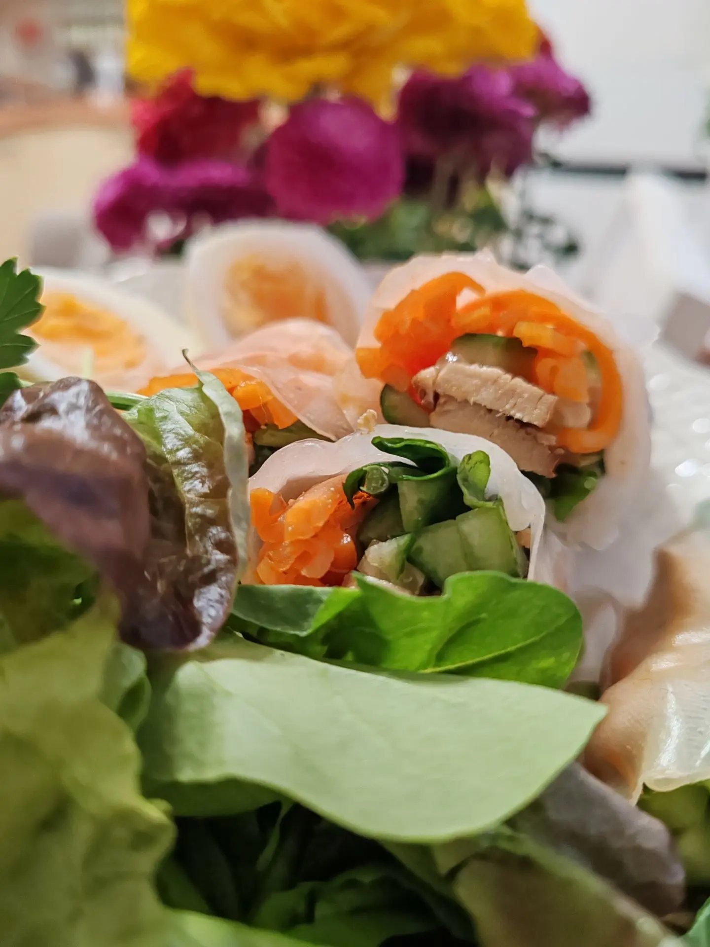 Спринг-роллы из рисовой бумаги с вкусным наполнением.