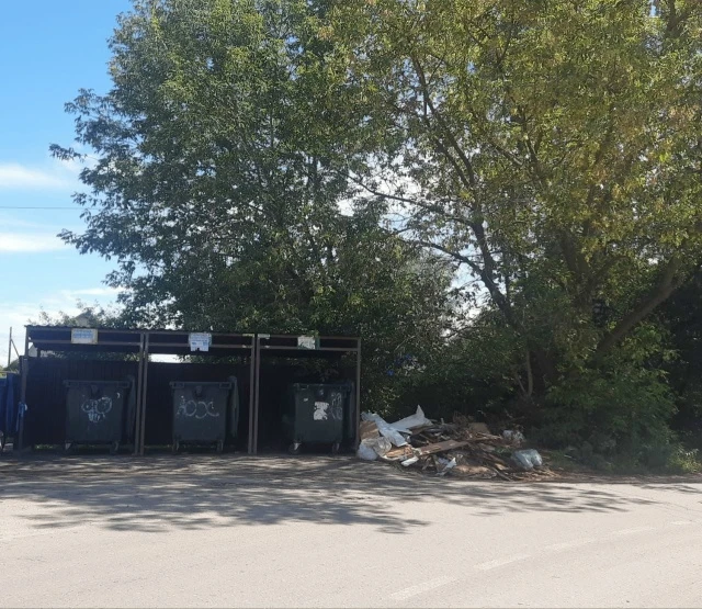 Борьба за чистоту на площадках для сбора мусора в нашем городе ведется постоянно. Но пока, судя по с