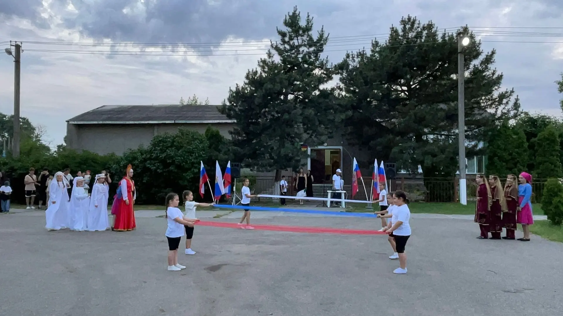 На площади у Дома культуры села Богдановка с размахом прошёл праздничный концерт «Россия начинается 