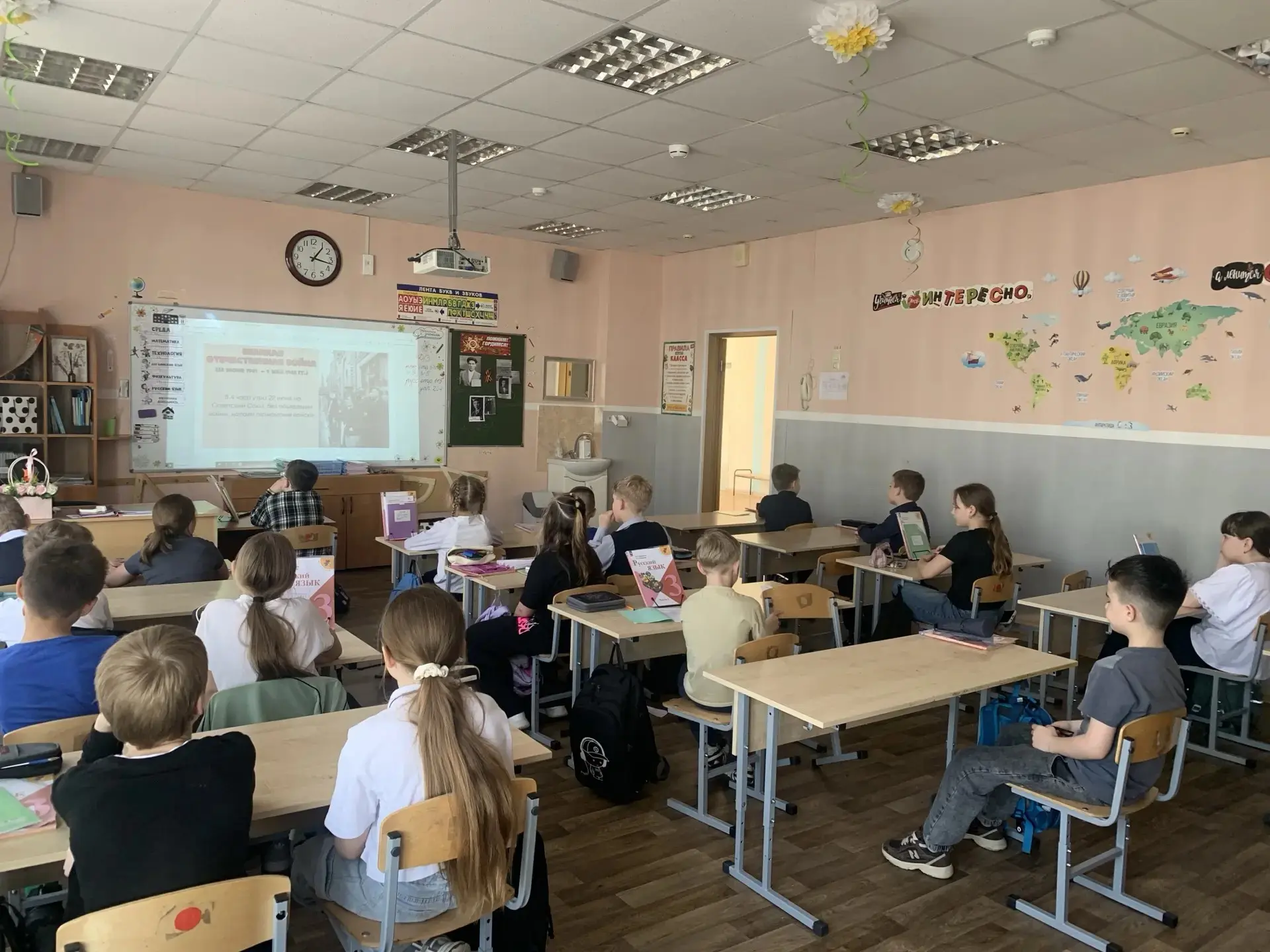 🕯️ Уроки Мужества: чтобы помнили, чтобы гордились  В нашей школе прошли занятия, посвящённые Дню Поб