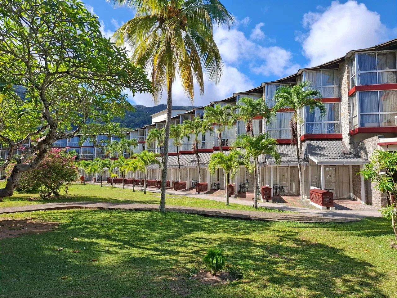 Сейшелы, о.Маэ🏖⭐
Большой гостиничный комплекс Berjaya Beau Vallon Bay Resort & Casino 4* на популяр