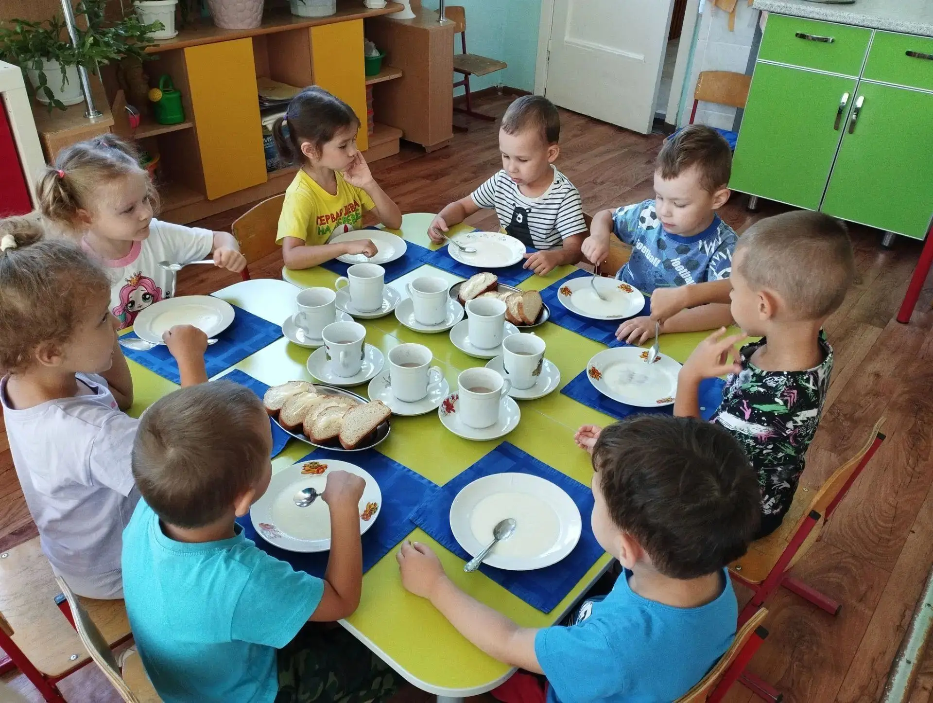 Манная каша — продукт, который полезен для детского организма.Манка содержит много углеводов, которы
