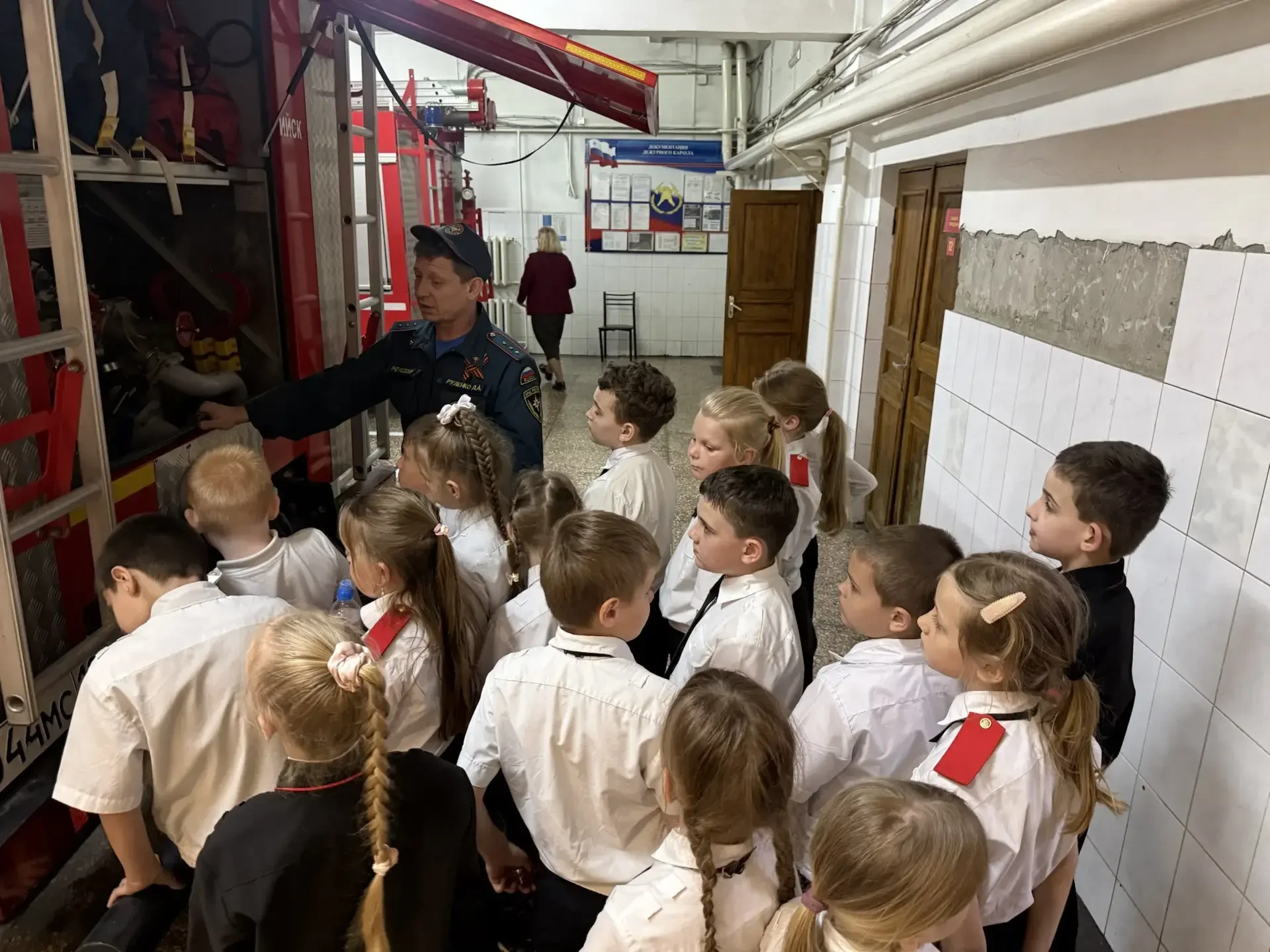 КЕМ БЫТЬ?  🧑‍🚒Ученики 1 «А» класса побывали на увлекательной экскурсии в пожарно‑спасательной части.