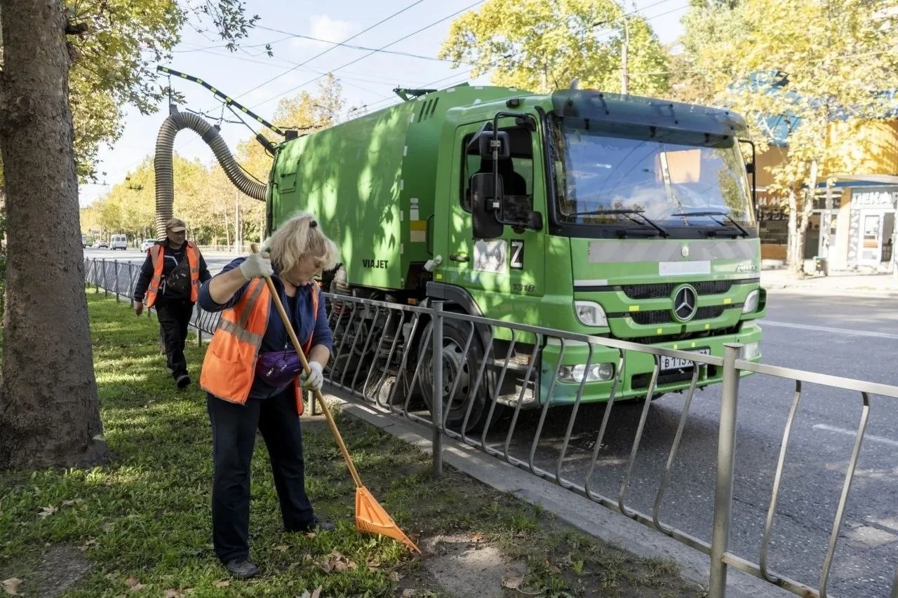 🍁 В Симферополе продолжаются сезонные работы по уборке опавшей листвы