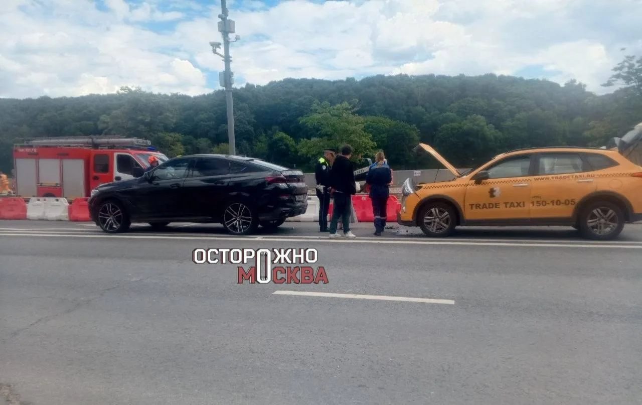 Два человека пострадали в результате ДТП на Фрунзенской набережной в центре Москвы.