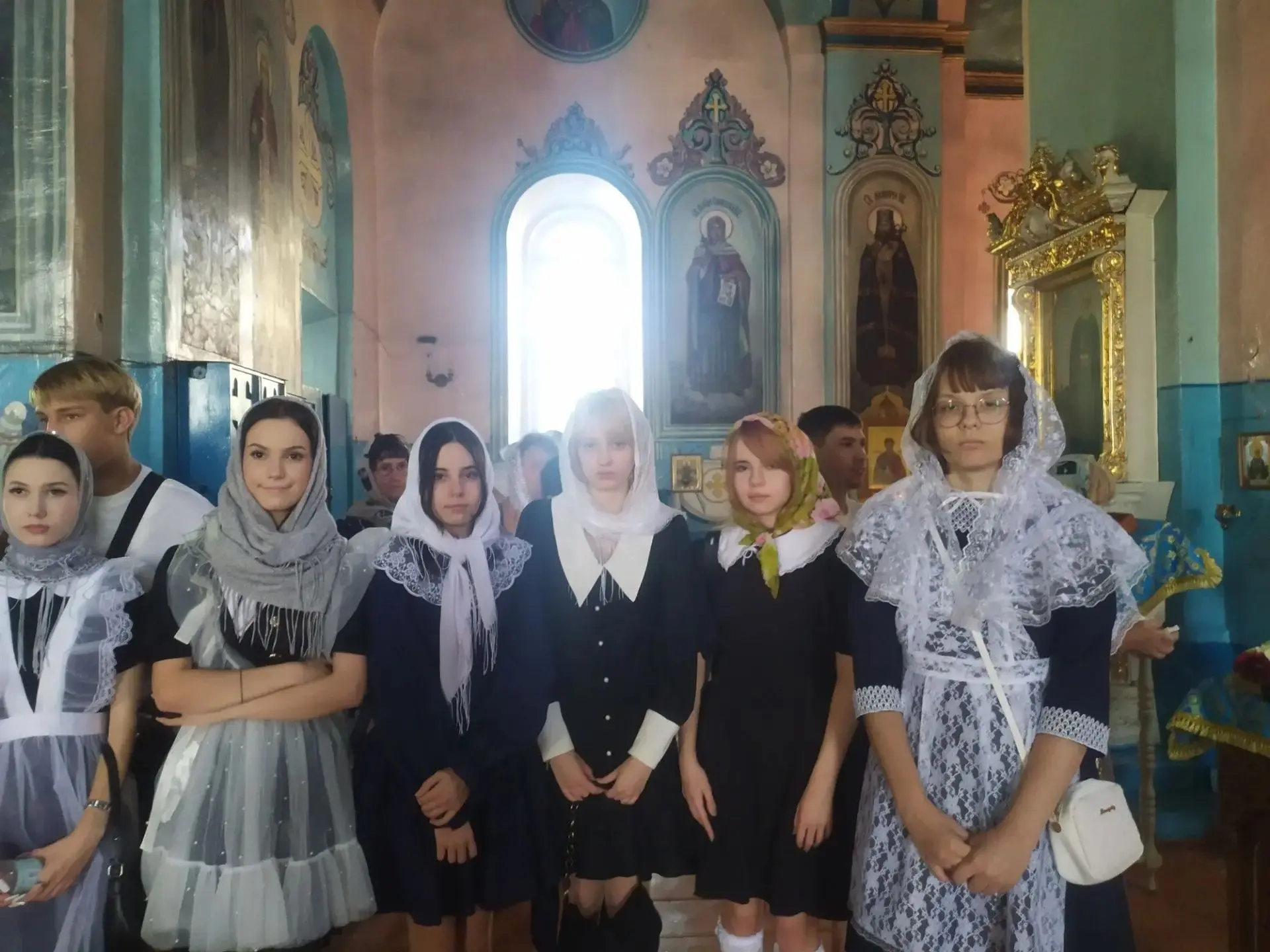 Обучающиеся 9 А класса 1 сентября, в день празднования Донской иконы Пресвятой Богороди...