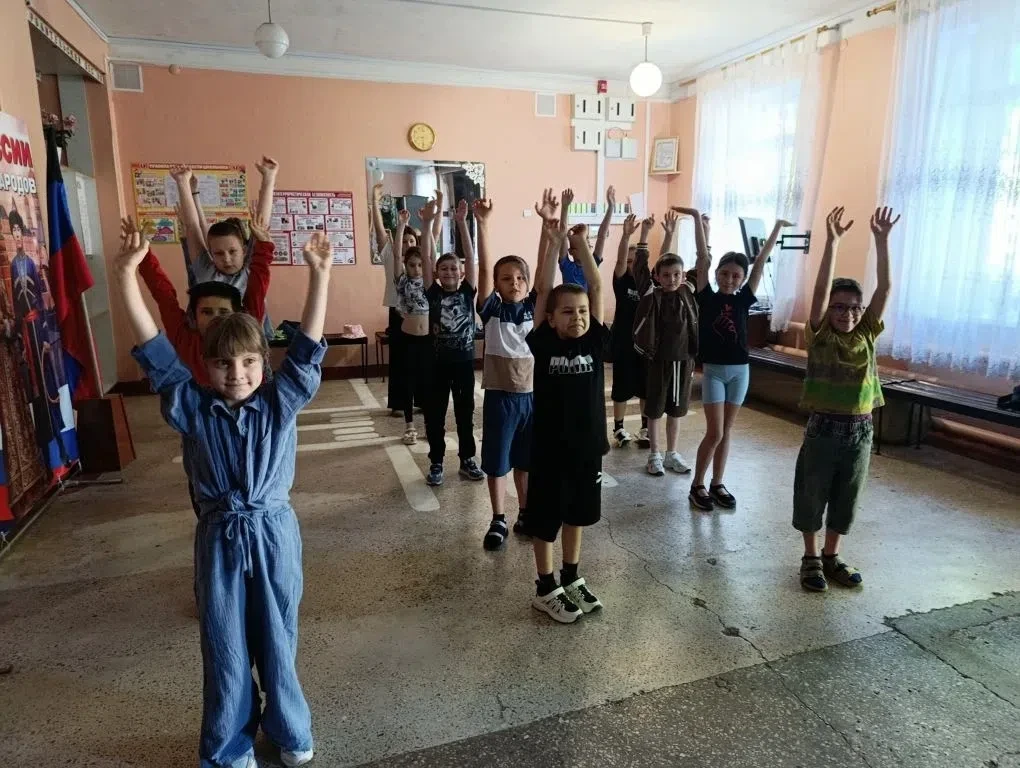 Четвертый день в пришкольном лагере "Семицветик" начался с динамической зарядки. Далее ...