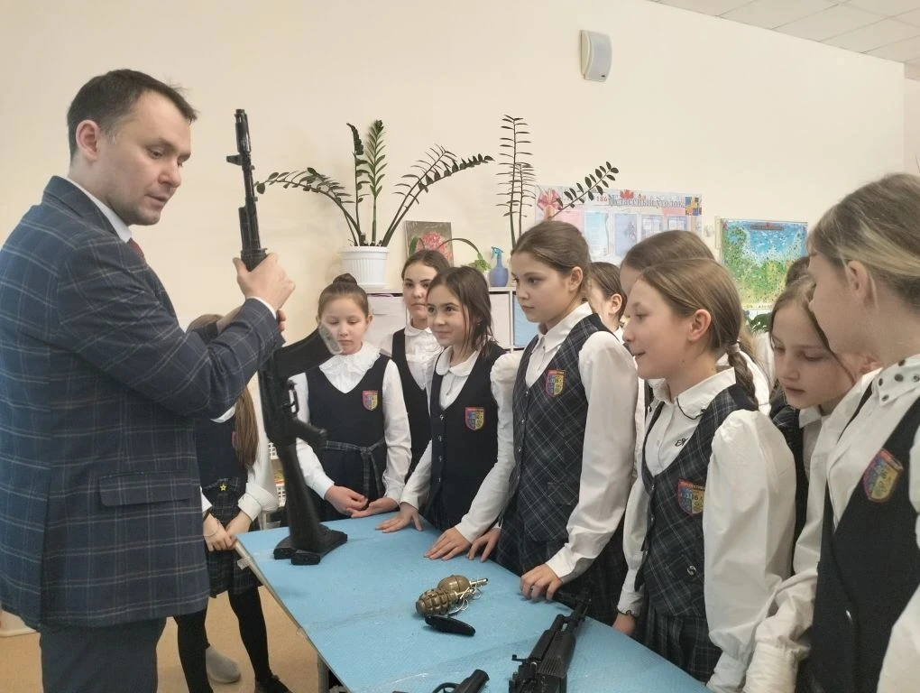 Сегодня в преддверии недели гражданско-патриотического воспитания учеников начальной школы посетили 