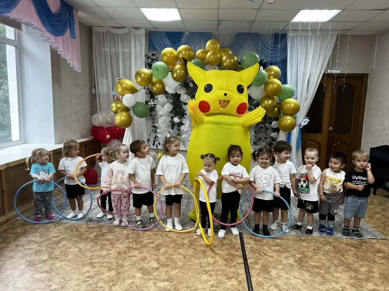 Первое занятие по физкультуре во второй младшей группе с игровым персонажем Пикачу - от...