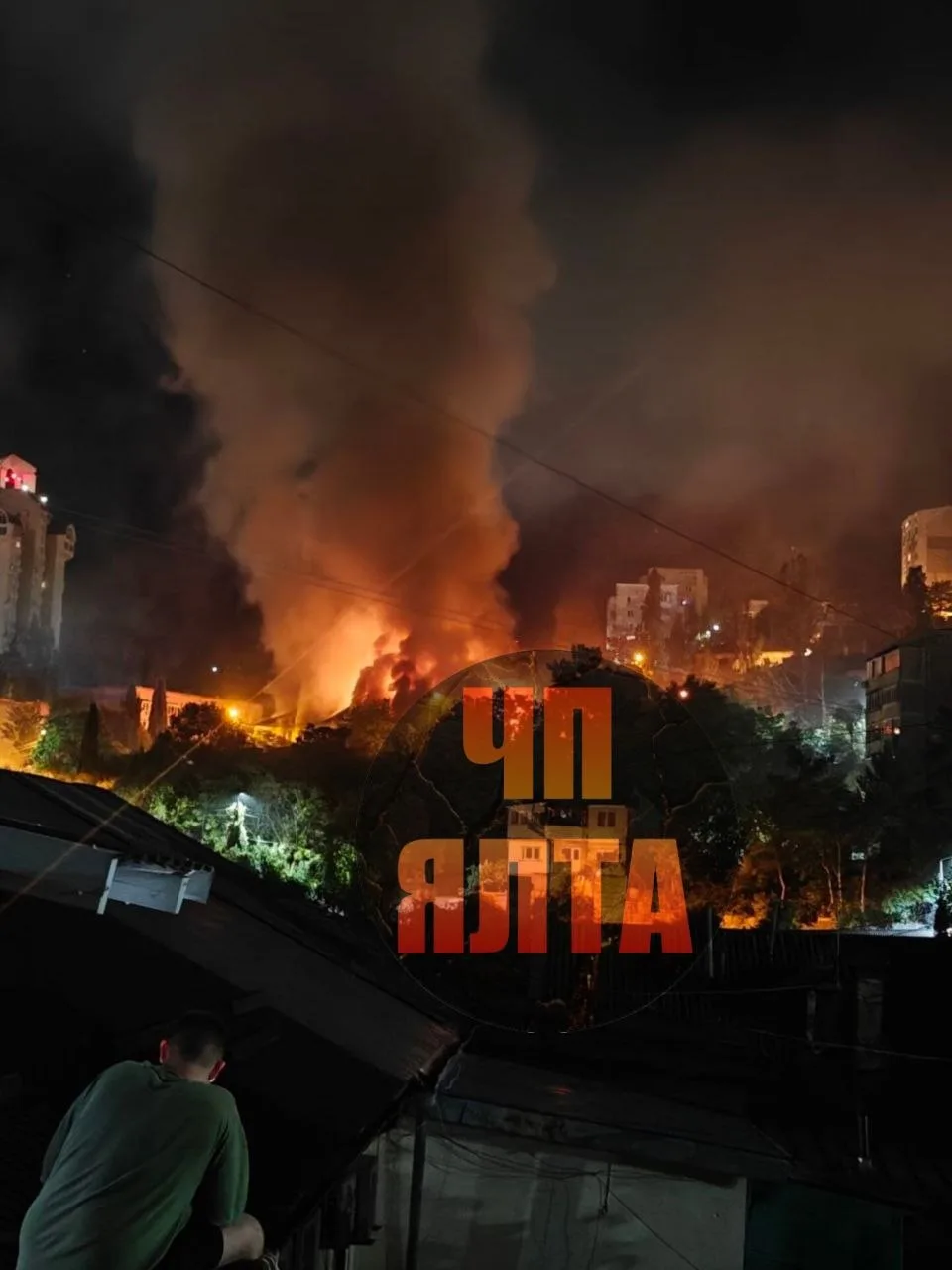 🔥В Ялте на улице Сосновая сильный пожар,горит дом

❗️ЧП Крым в МаХ 
⚡️Радар Крым в МаХ