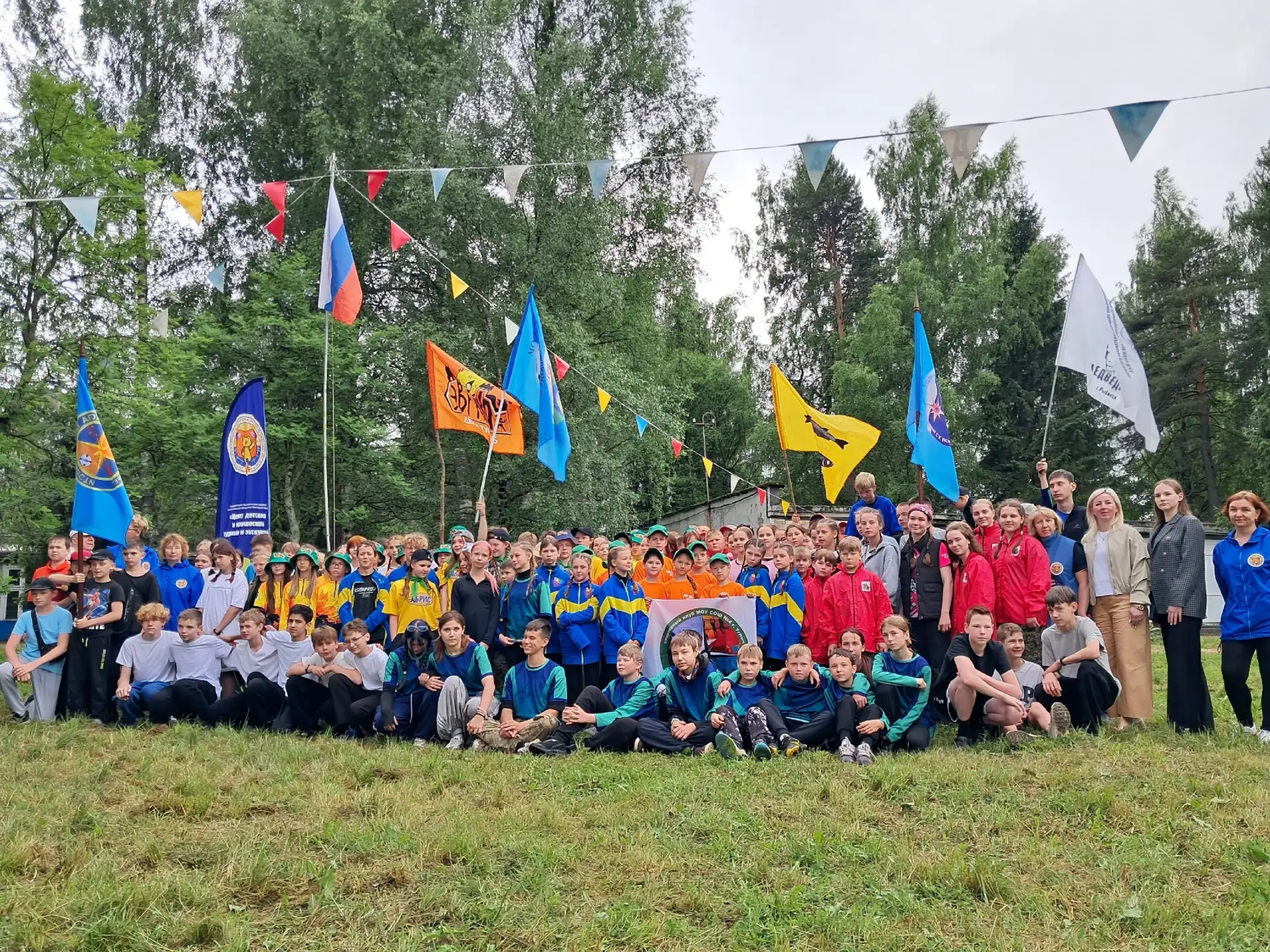 ⛺ПЕРВЫЕ ДНИ ТУРСЛЁТА🏕

ДЕНЬ 1⃣
На флаговой поляне областного профильного палаточного лагеря «79-й т