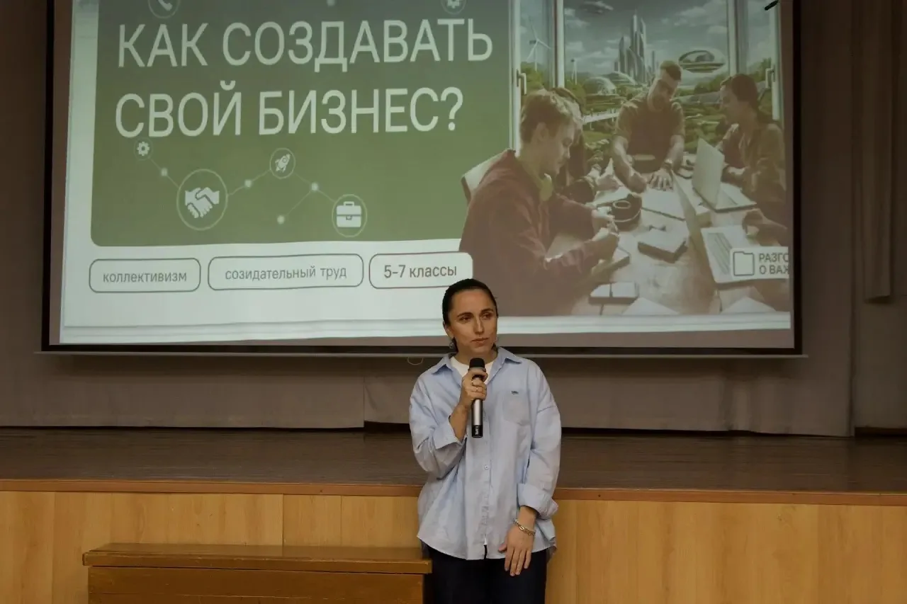 Каждый понедельник в нашей школе начинается с торжественного события — линейки, которая открывает дв