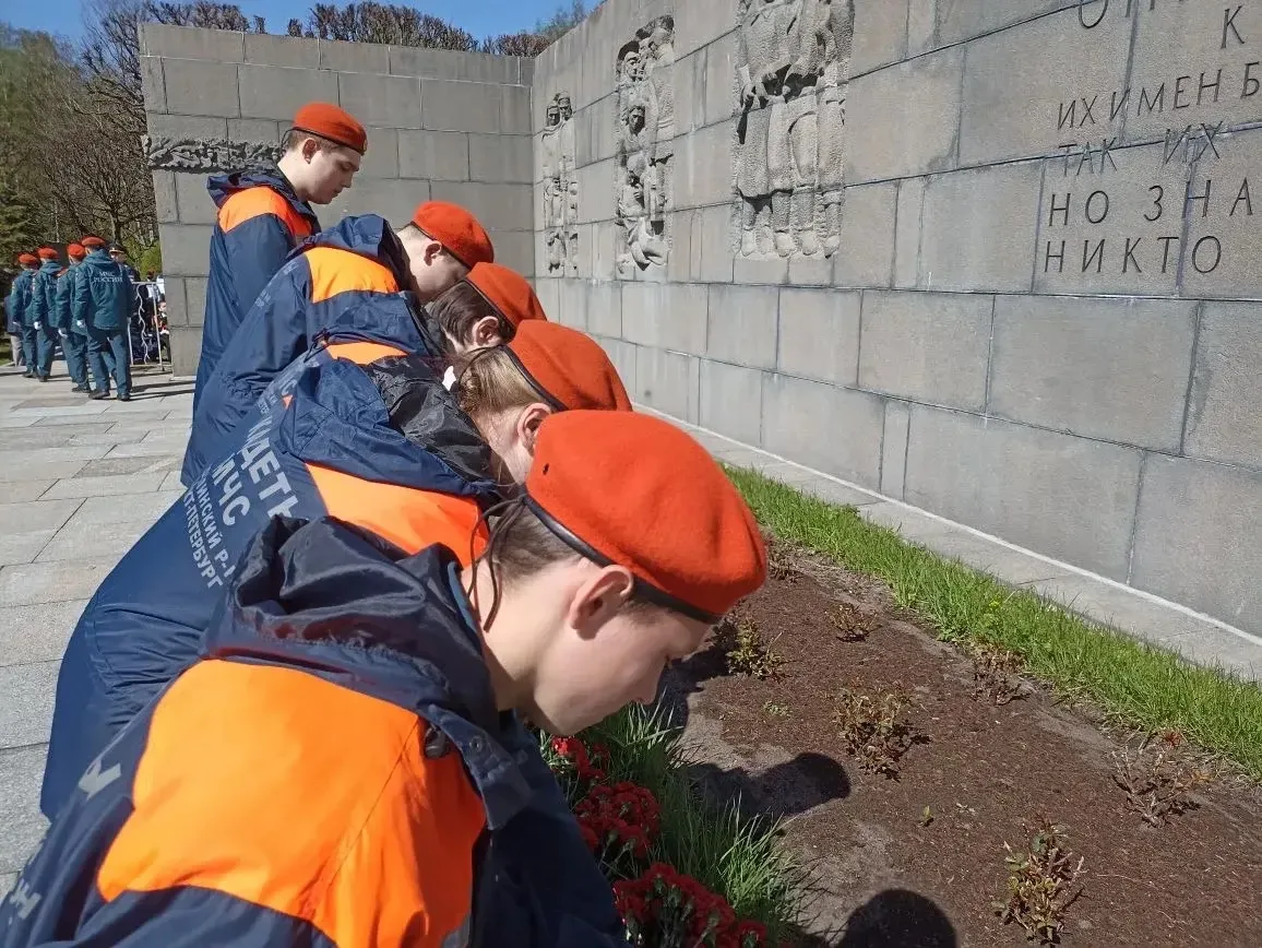 🎗️ПАМЯТИ ПАВШИХ БУДЬТЕ ДОСТОЙНЫ🎗️ 6 мая на Пискаревском мемориальном кладбище прошла ежегодная город