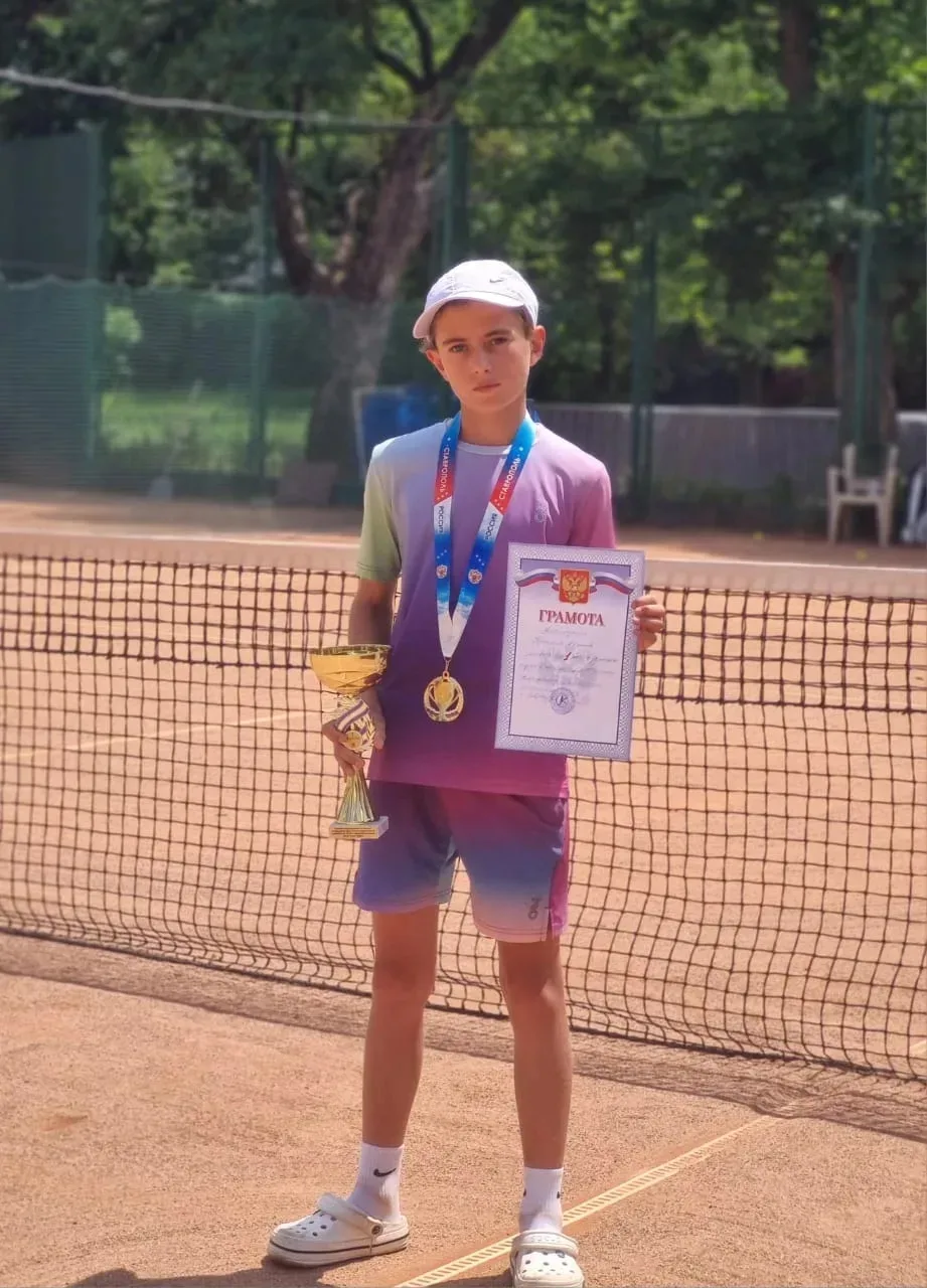 ПОЗДРАВЛЯЕМ🎾🏆 

Крицкий Евгений, ученик 7А класса, стал победителем сразу в двух турнирах краевых 