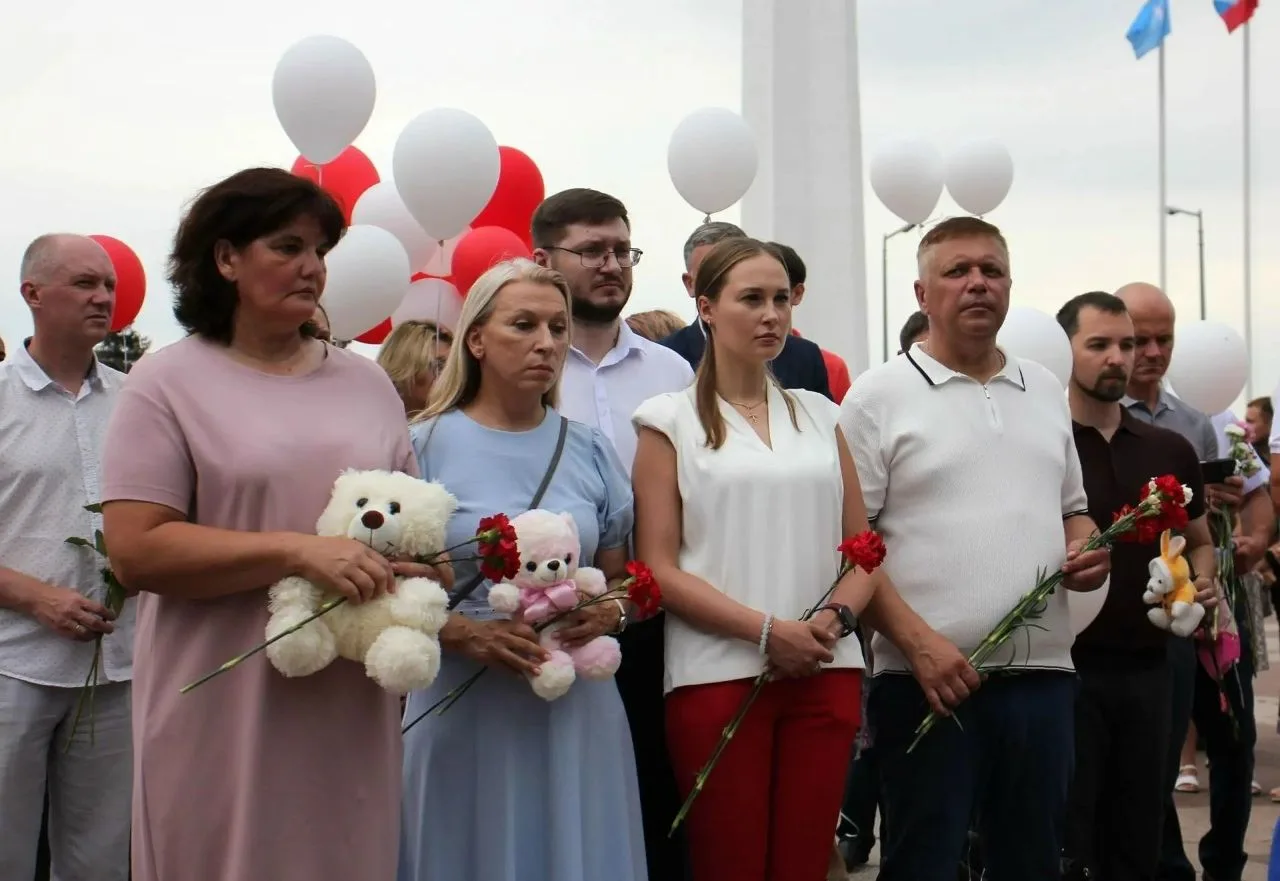 Ульяновские единороссы почтили память детей-жертв боевых действий на Донбассе.