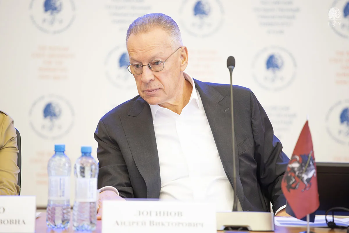 🎓 Ректор РГГУ Андрей Логинов вручил почётные грамоты

👥 Альбина Дударева, директор Института насле