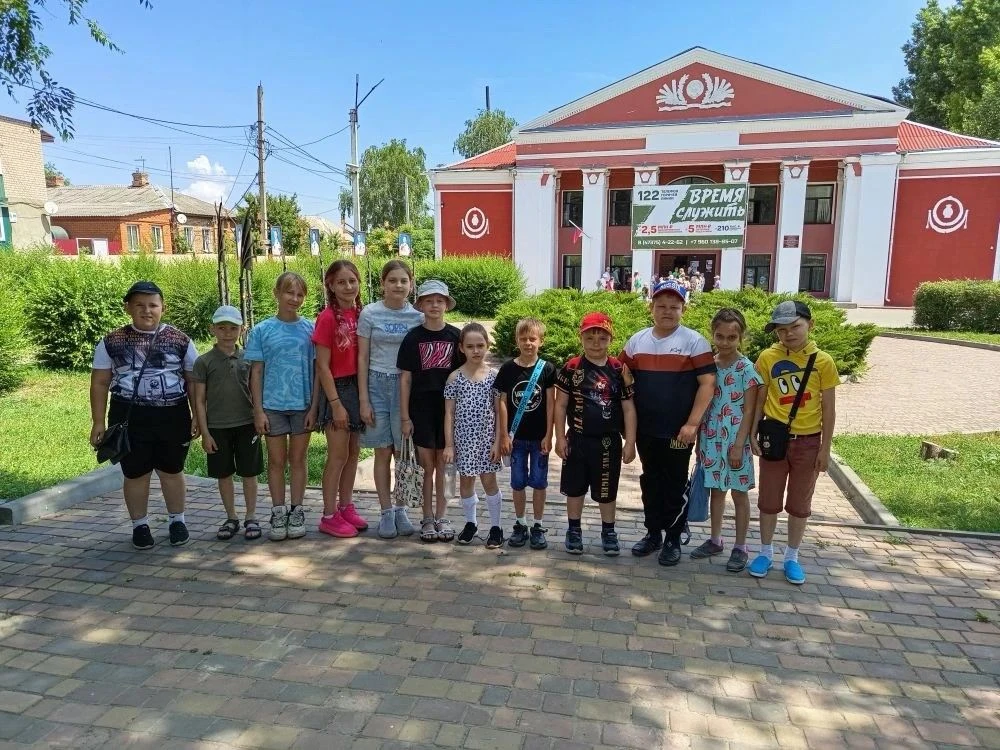 День семьи  в пришкольном лагере « Русичи»

10 июня в лагере «Русичи» был объявлен Днём семьи.
Трудн