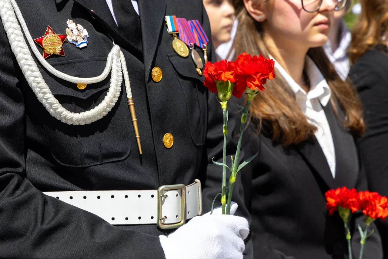 | Священный долг памяти: выпускники-медалисты у Вечного огня |

26 июня золотые медалисты нашей школ