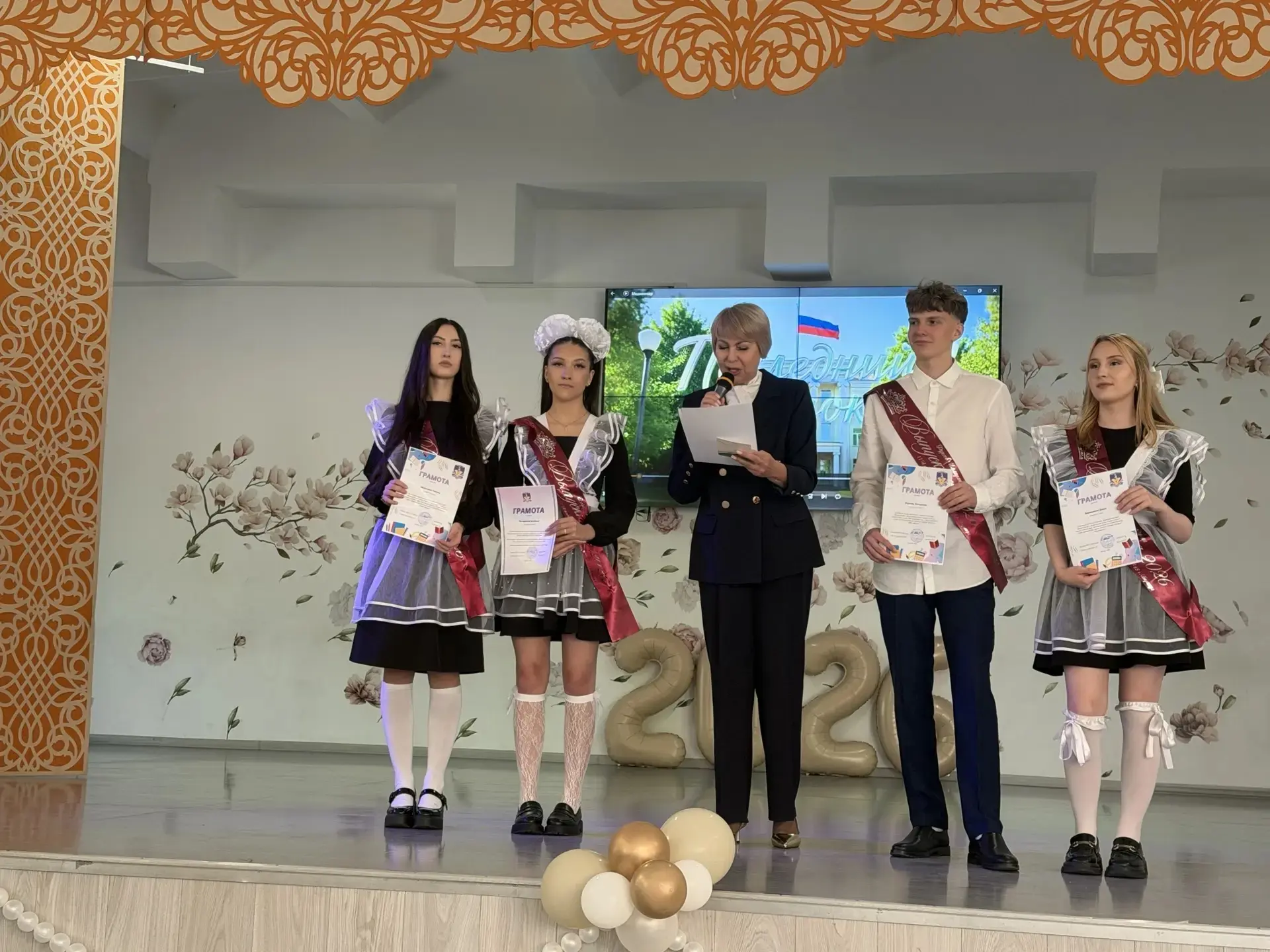🛎В школах Барнаула прозвенели последние звонки  Сегодня, 26 мая, во всех общеобразовательных учрежде