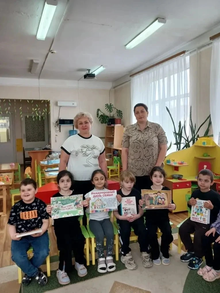 В Международный день семьи, в детском саду «Ручеек», в средней группе «Рябинки», царила...