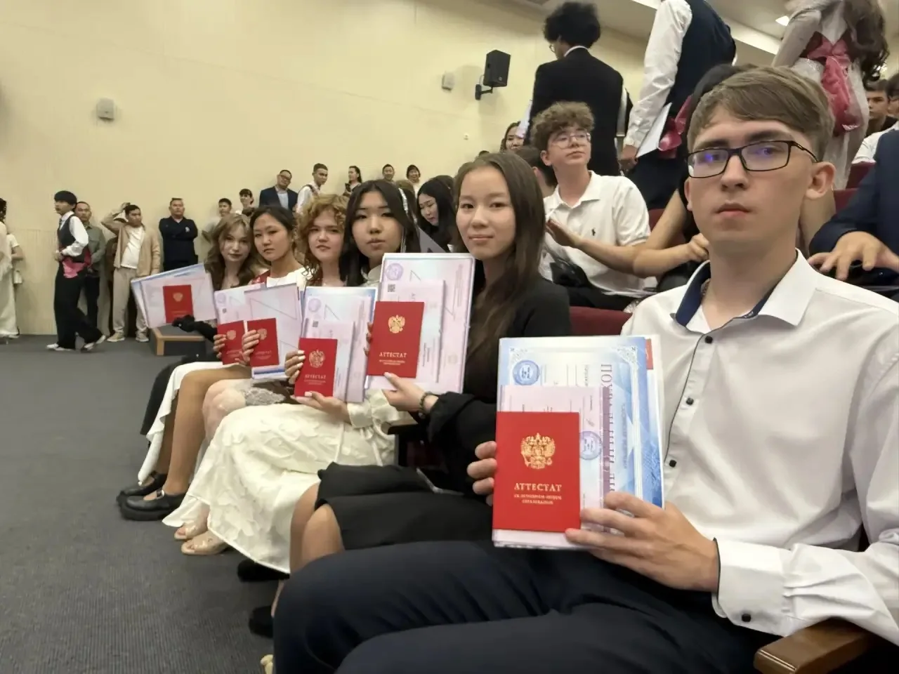 🇷🇺27 июня состоялось вручение аттестатов выпускникам 9 и 11 классов!

Официальная торжественная це