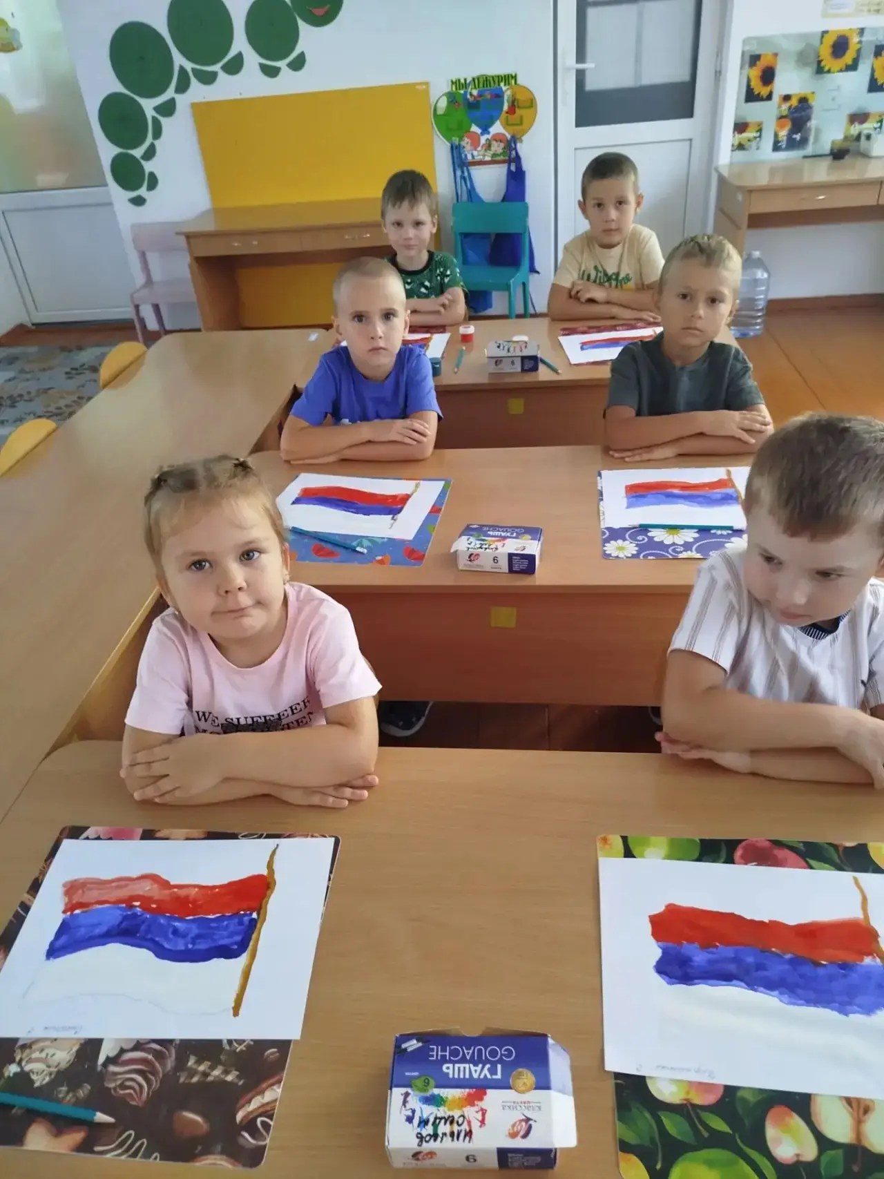 Средняя группа «Пчёлка». Рисование «Российский флаг». Цель:учить детей создавать изобра...
