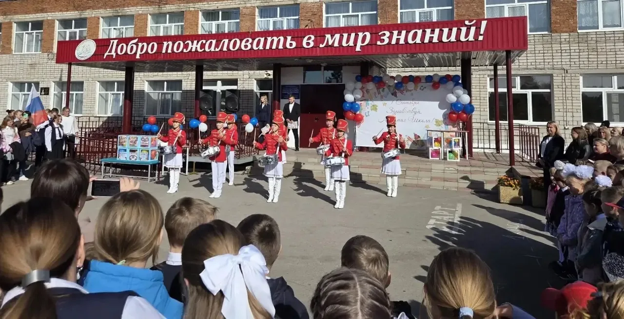 📚 Сегодня в нашей школе состоялась торжественная линейка, посвящённая Дню знаний!