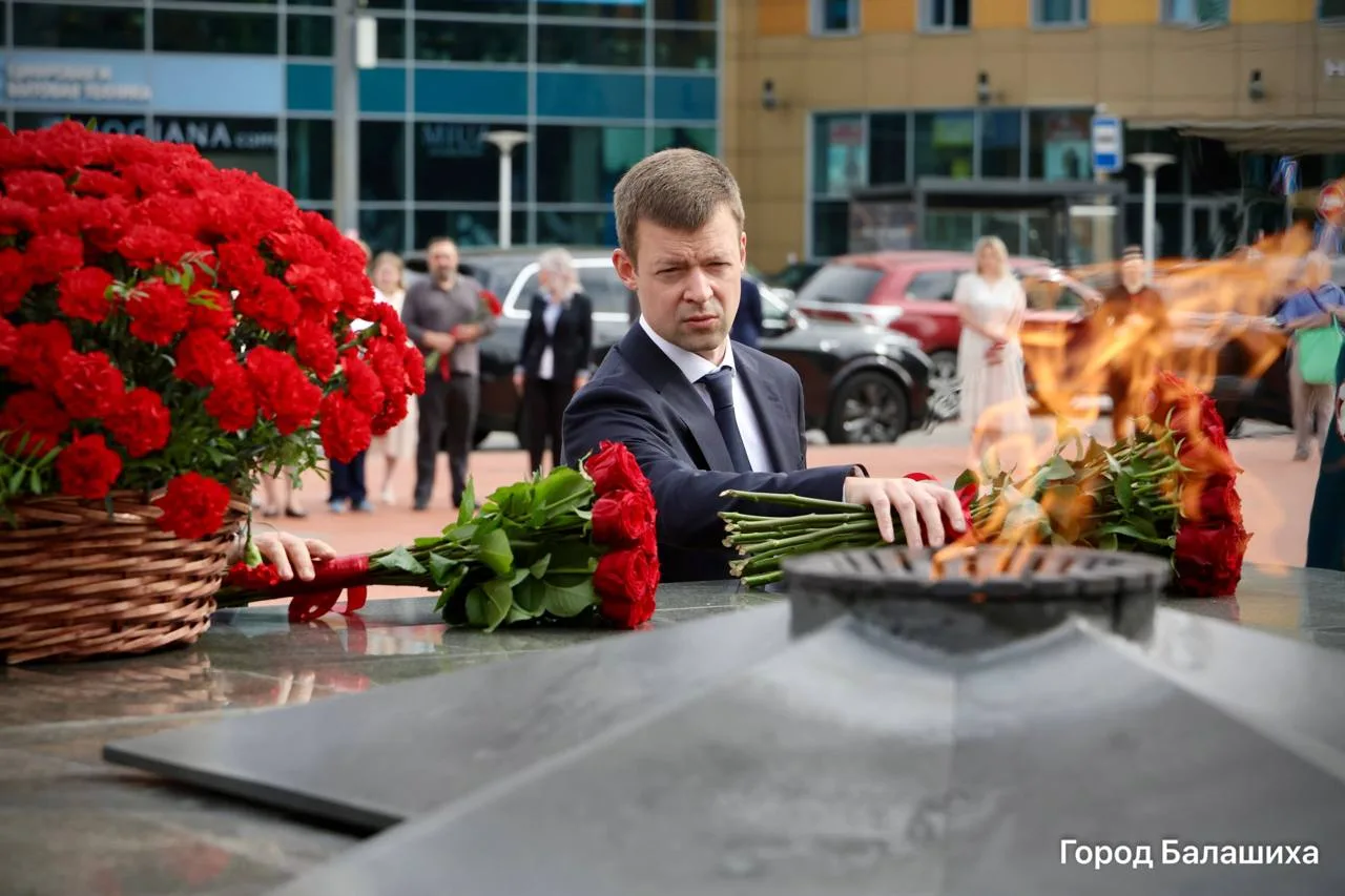 В Балашихе прошли памятные акции, посвященные Дню памяти и скорби. Жители города, включая ветеранов 