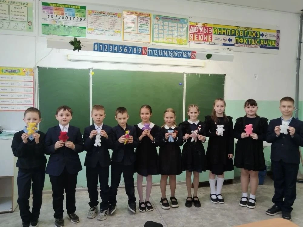 🧵🎖️ Подарок с теплом и благодарностью Во 2 корпусе на уроках труда под руководством Живойкиной Е. В.