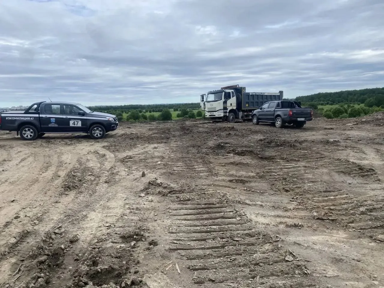 В Новосергиевке на сельхозземлях поймали грузовик со сбросом мусора