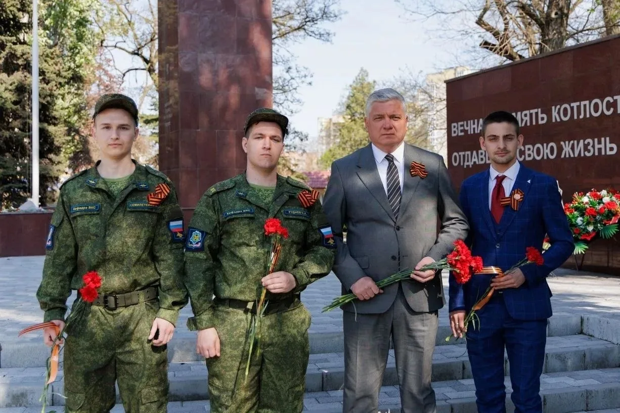 Вчера курсанты ВУЦ ЮФУ совместно с Председателем Городской Думы г. Таганрога Романом Ва...