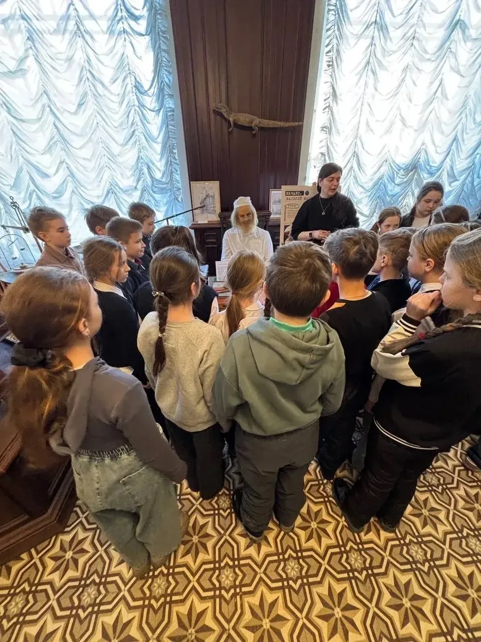 Тайны Васильевского острова: 4 «В» в гостях у аптекаря Пеля! 🕯🧬  Есть в Петербурге места, где истори