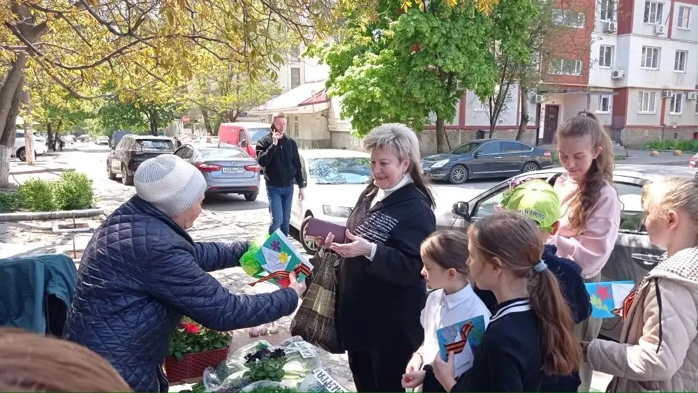 Маленькие сердца, большая Победа: 3 «Б» дарит тепло горожанам В преддверии великого праздника — Дня 