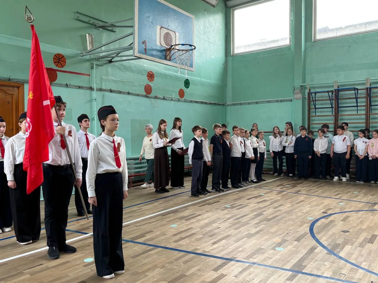 🇷🇺 Традиционное начало новой учебной недели  Понедельник в нашей школе, как всегда, начался с торжес