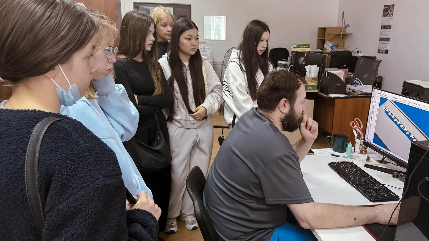 🧑‍🎨Студенты на литейном производстве 

📝Студенты группы 2 курса Ивановского художественного учили