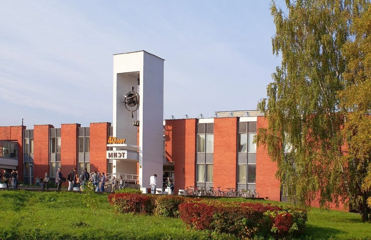Осень у МИЭТа в 2007-м году. Для кого-то тогда были первые дни студенческой жизни.
