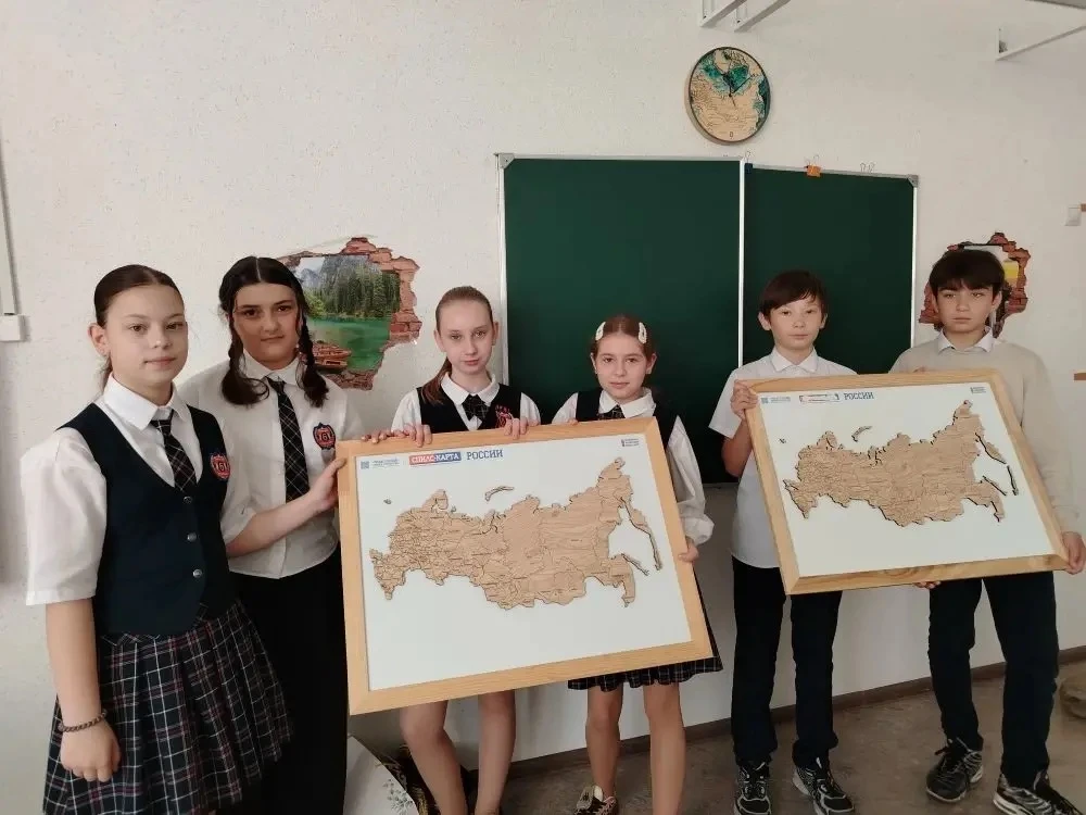 На последнем уроке географии 5‑й класс отправился в виртуальное путешествие по России: ребята собира