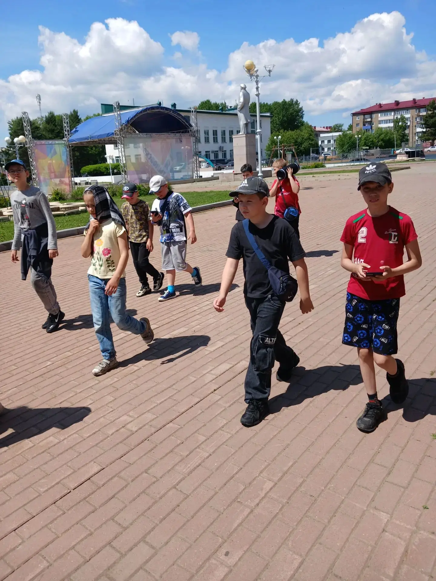 ☀️ Прогулки на свежем воздухе — лучшее, что может быть летом! ☀️
Посмотрите на эти счастливые лица —