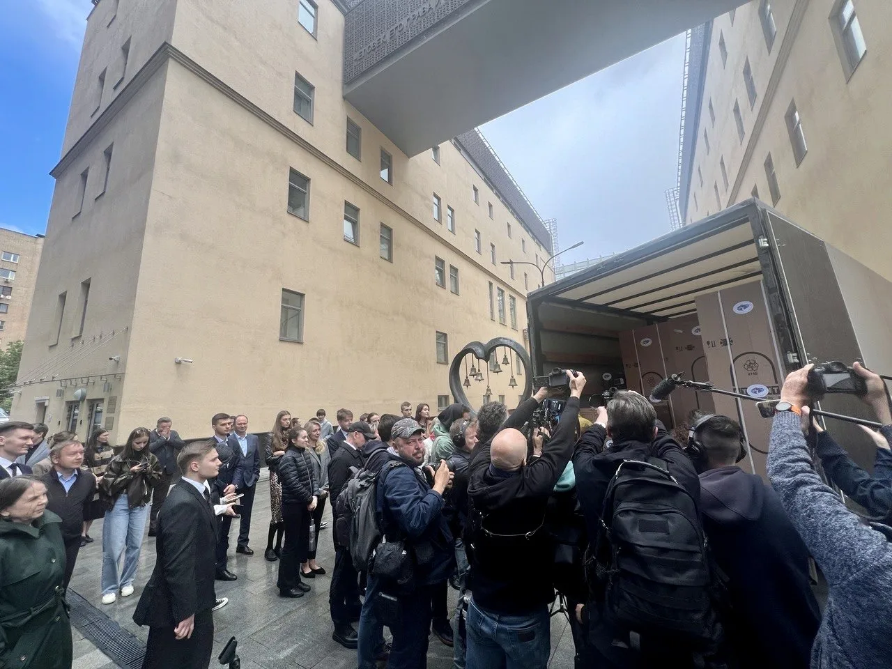 Отправили гуманитарный груз в Белгородскую область  Передали 20 холодильников и 50 микроволновок для