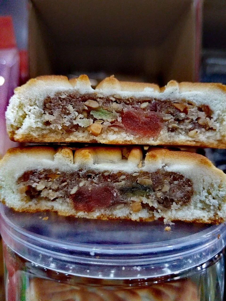 Юэбин (кит. 月饼, пиньинь yuèbǐng)  или  лунный пряник— это традиционный китайский круглы...