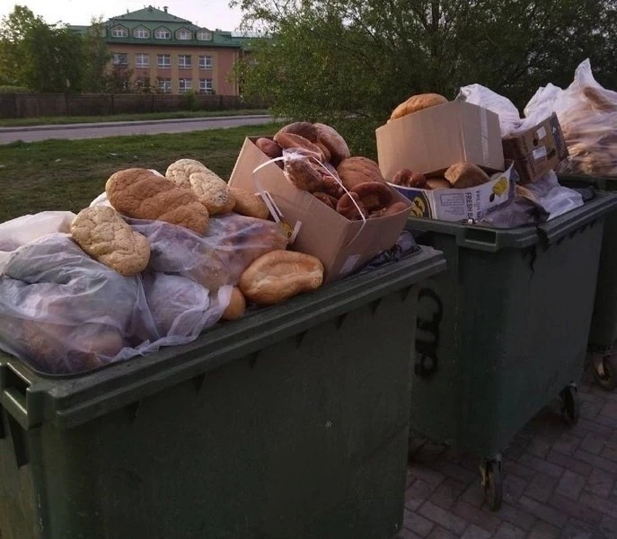 Вот так выглядят «излишки» производства. Целые горы выпечки, которая могла бы быть чьим...