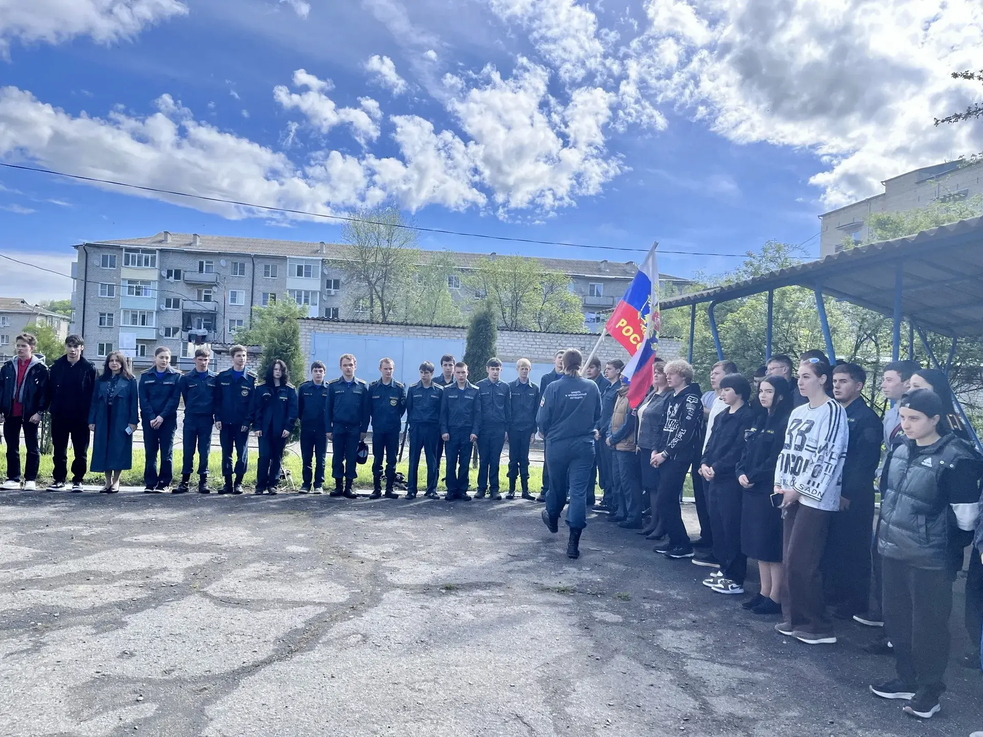 Торжественная линейка поднятия флагов в честь новой учебной недели прошла 18 мая 2026 года в Медного