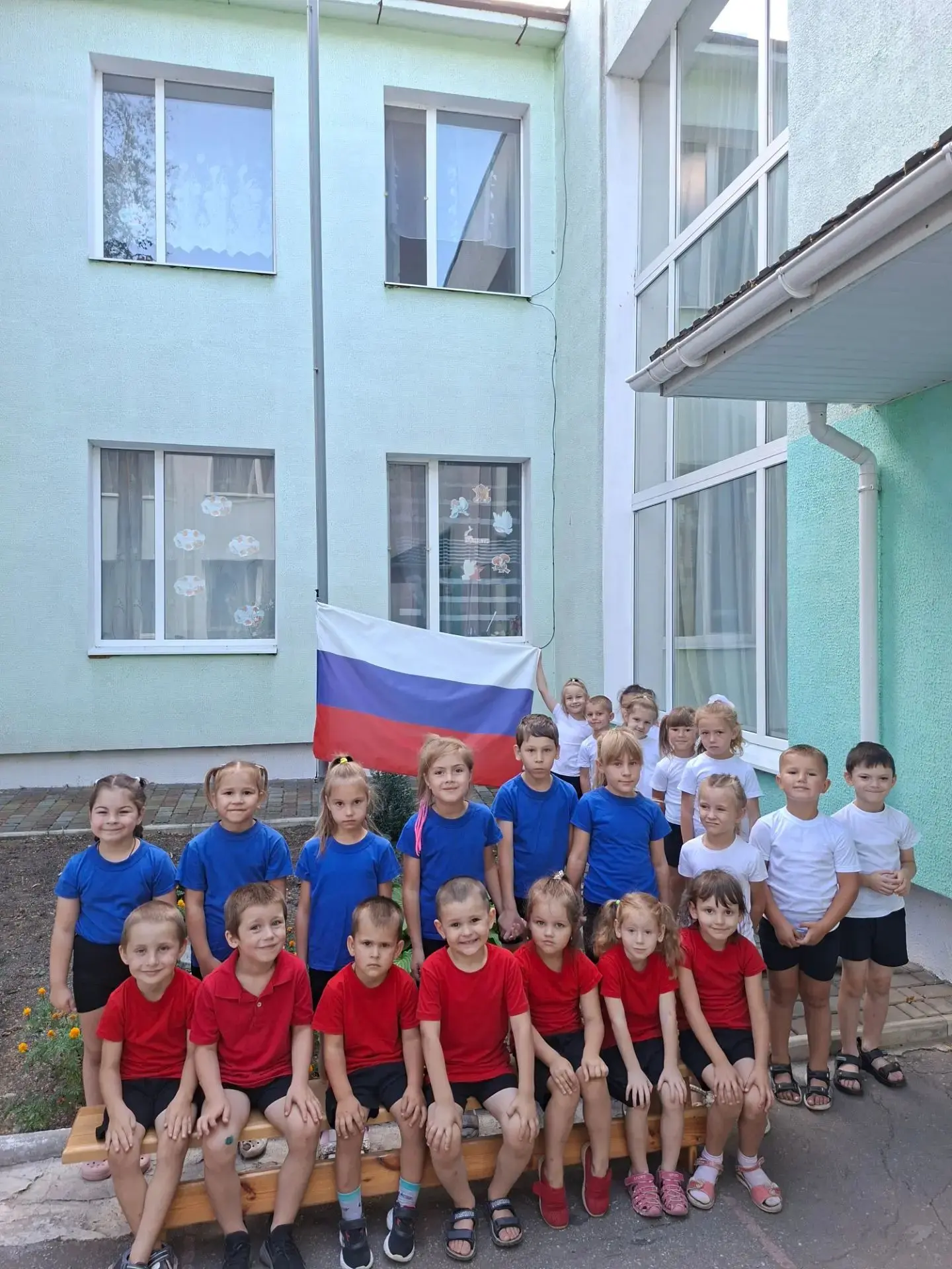 🇷🇺 Присоединяемся к акции ко Дню Государственного флага Российской Федерации!