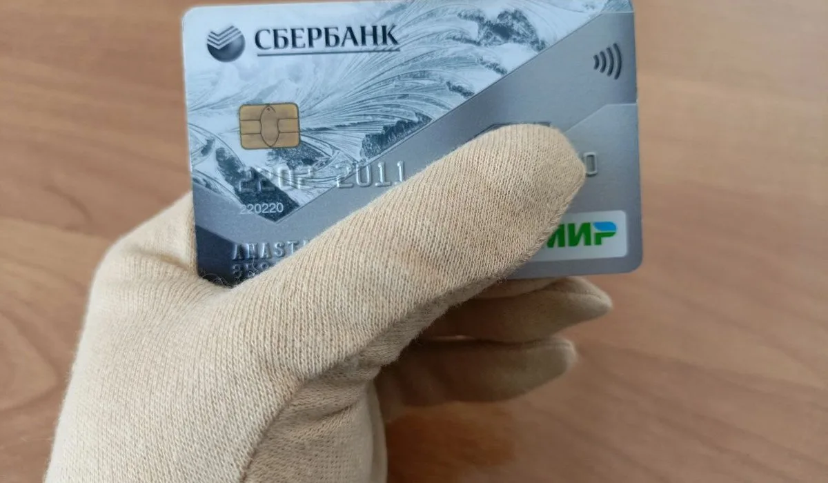 🚨 Железногорск: гость подсмотрел ПИН-код и украл 200 тысяч рублей с карты хозяина квартиры  Двое зна