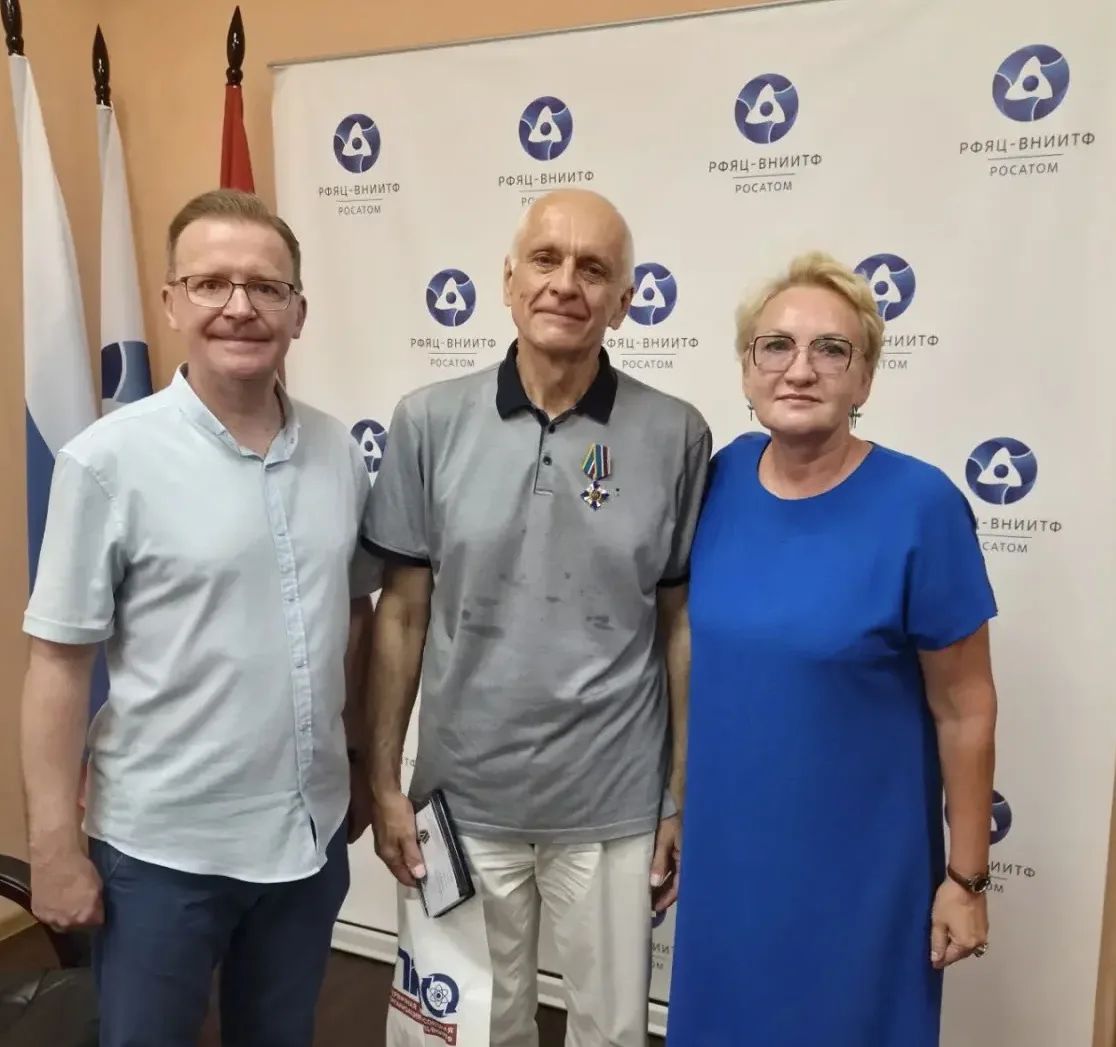 🇷🇺 Награда за многолетнюю верность профсоюзу и социальное партнерство!

Сегодня, 28 июля, в РФЯЦ —