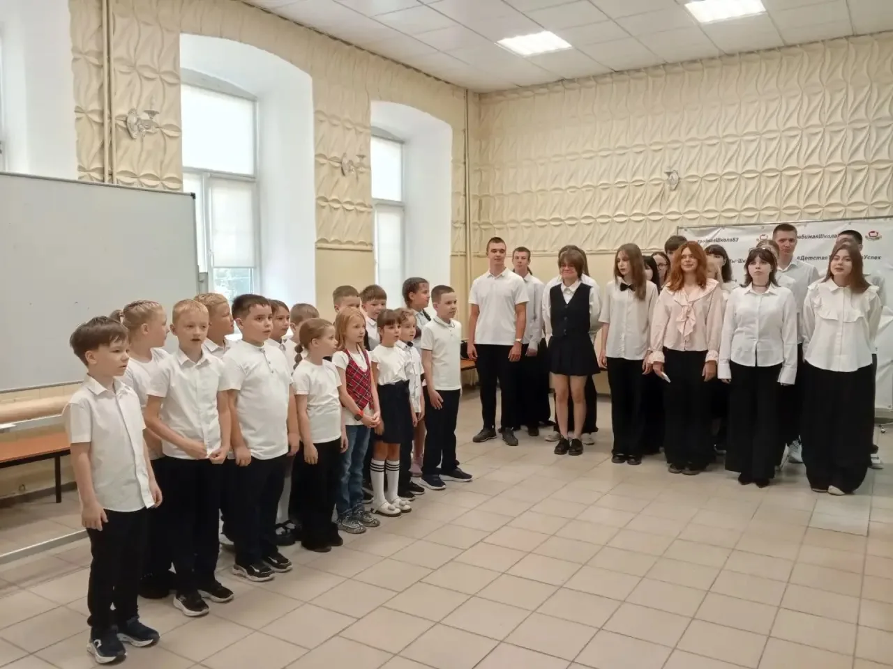 🇷🇺Новая учебная неделя в нашей школе традиционно началась с торжественной линейки, вы...