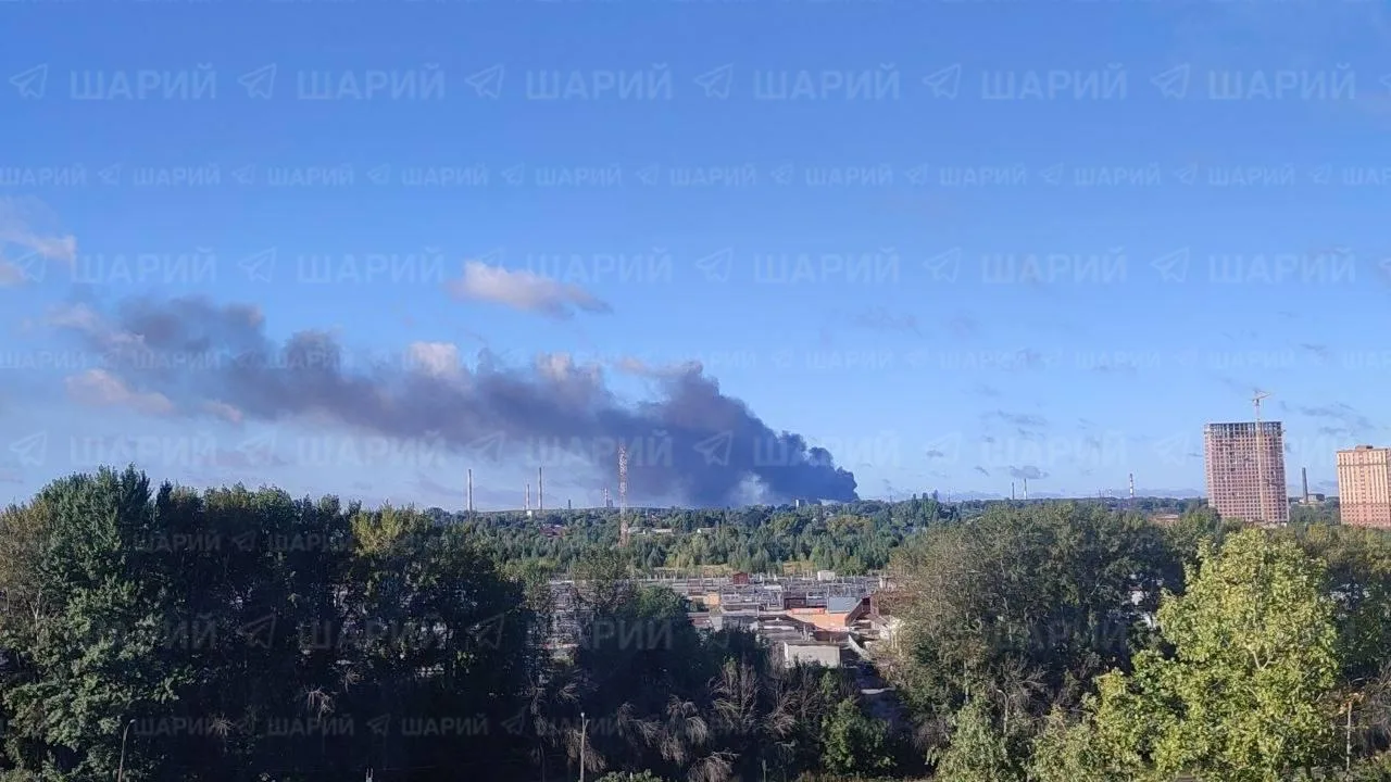 Пожар на Рязанском НПЗ усиливается после прилётов БПЛА.