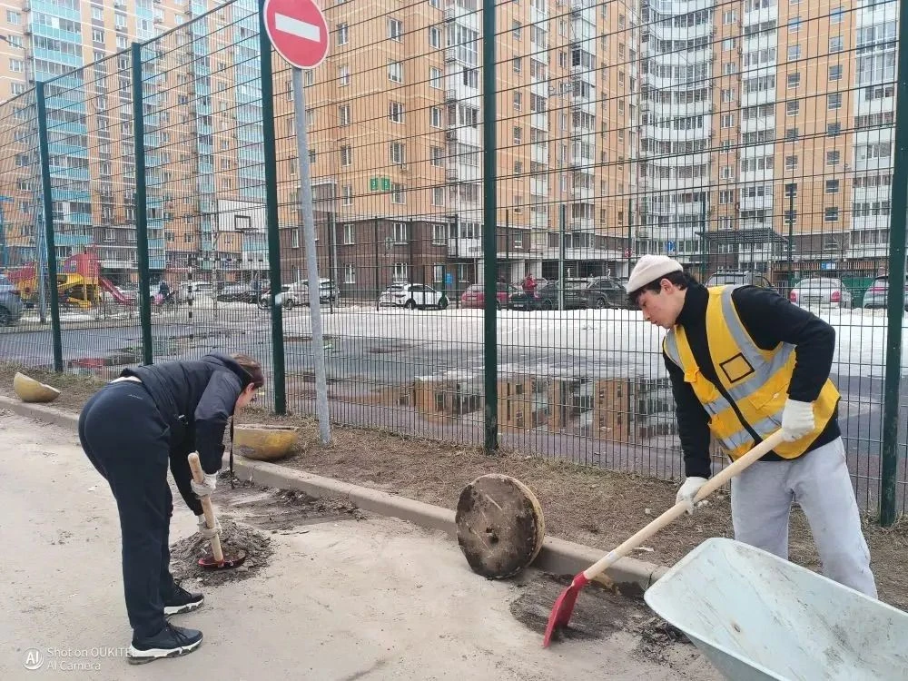 🌿 Сегодня сотрудники УК «Азимут» провели масштабный субботник на обслуживаемой территории  🔧 Что сде