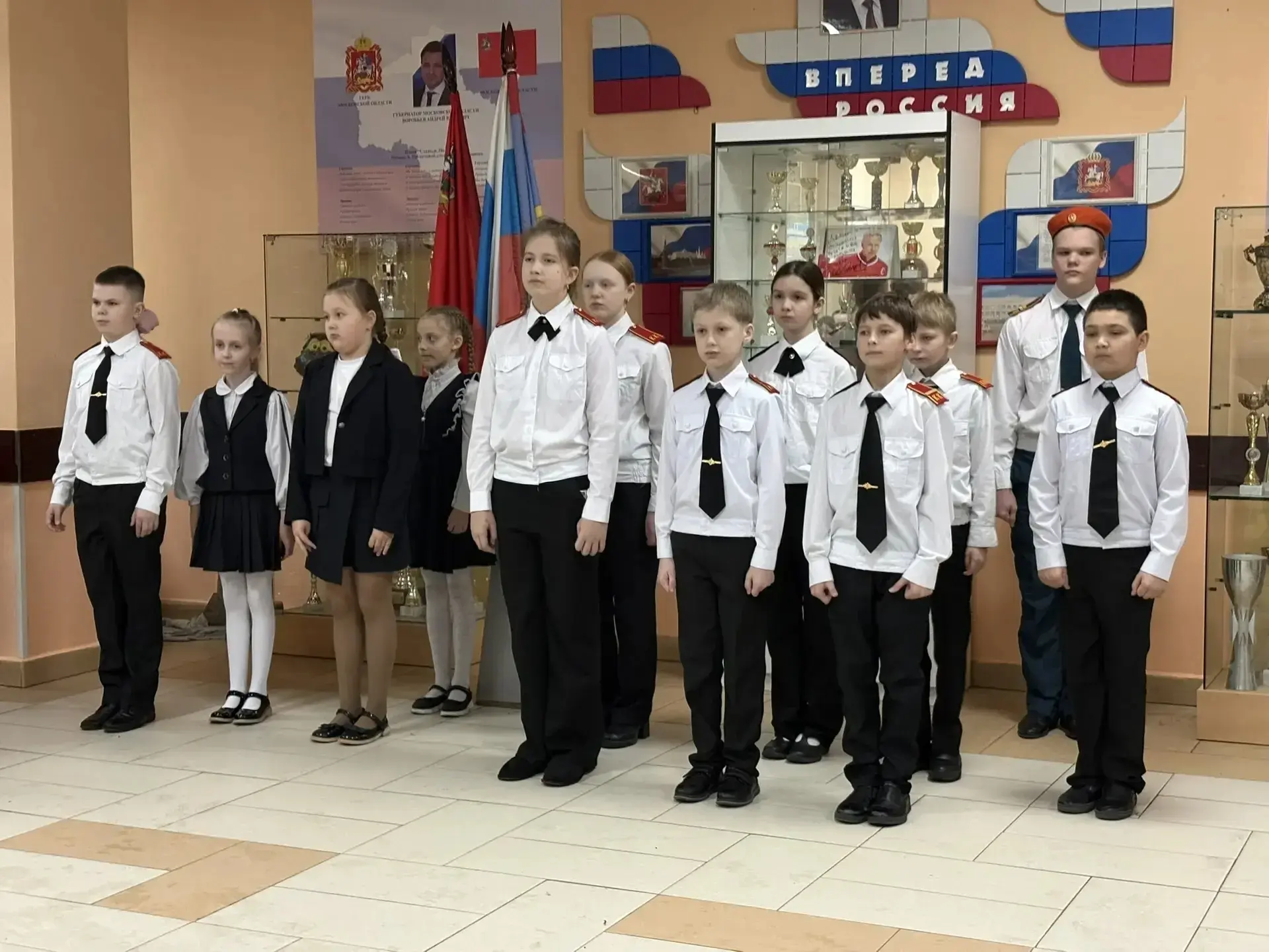 Утро понедельника в нашем лицее началось традиционно: торжественная церемония поднятия флага и испол