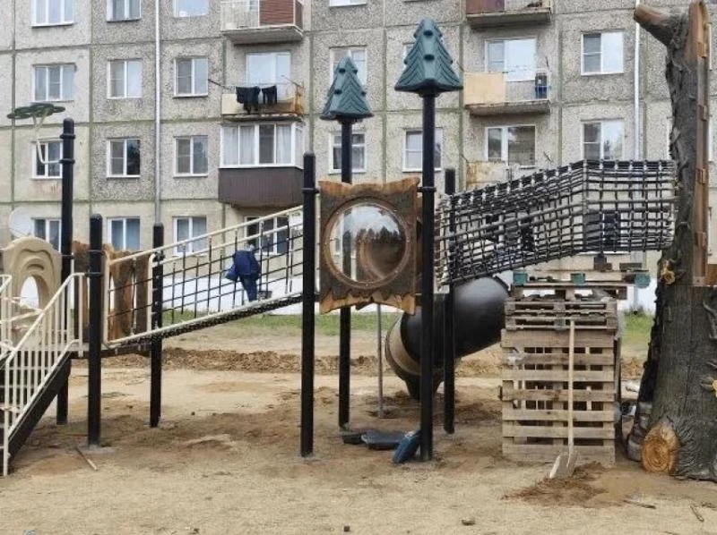 Двор по мотивам отрывка из поэмы Александра Пушкина «Руслан и Людмила» «У лукоморья дуб зелёный…» по